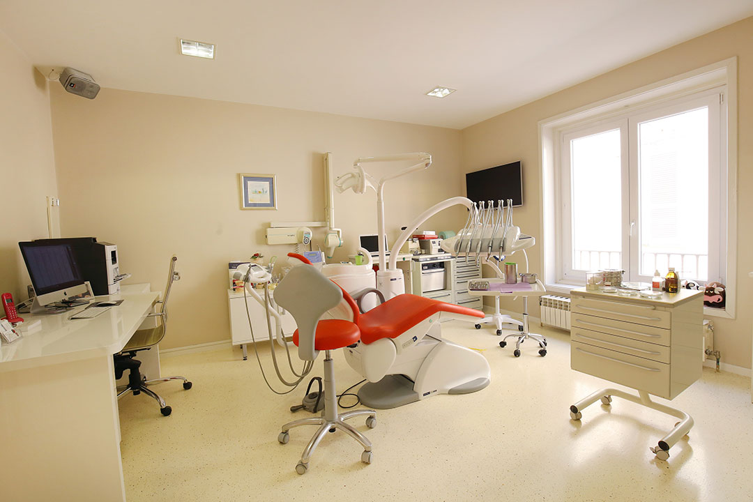 SALA OPERATIVA N°1 - Con apparecchio Vitali di ultima generazione, apparecchio a raggi X Trophy e apparecchio Heal-Ozone - Dental Centar Dijan